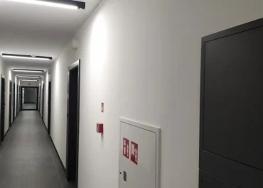 LifeSpot ul. Podole 109 w Krakowie - korytarz części wspólne, oświetlenie awaryjne, SSP