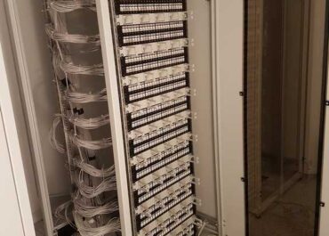 SII, biurowiec EQUAL BUSINESS PARK przy ul. Wielickiej 28 w Krakowie, CAVATINA - szafa rack z patchpanelami